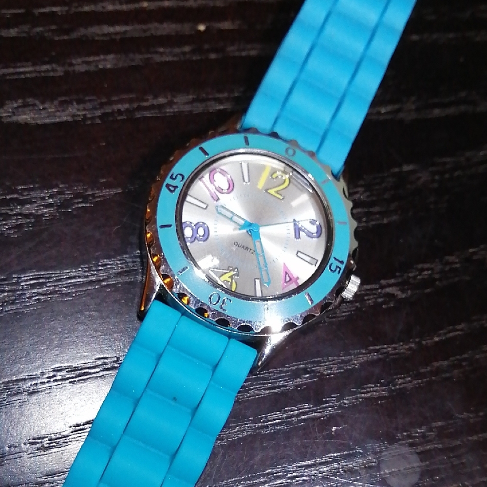 Accutime Stylish Unisex Watch With Silicone Strap Has Battery